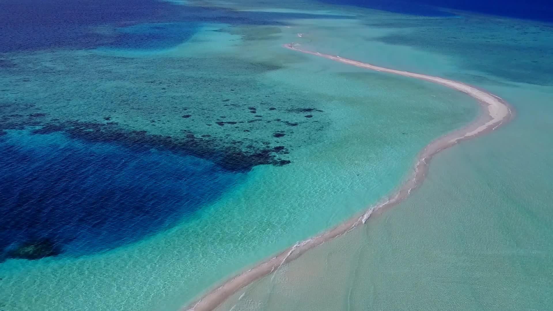蓝色环礁湖和白色海滩伊德利卜湾海滩度假视频的预览图