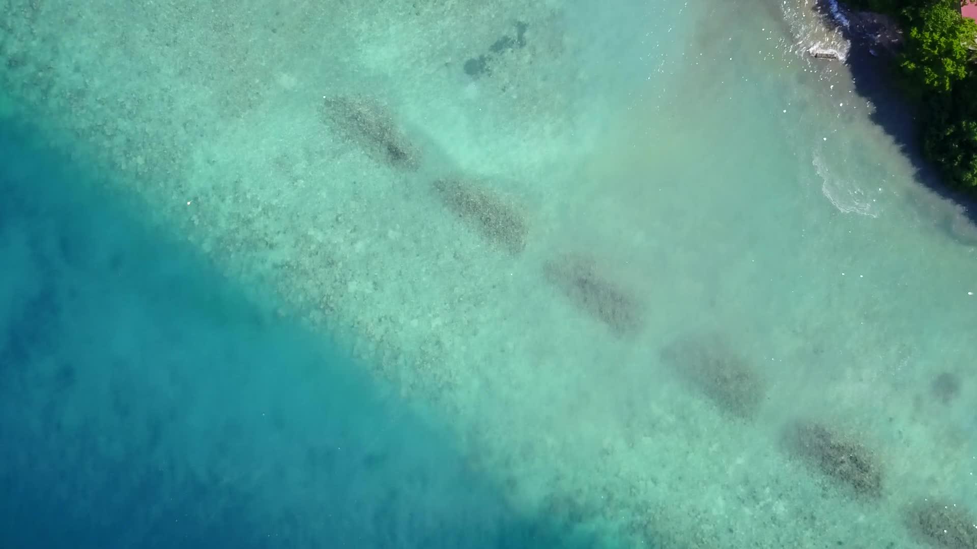 无人驾驶飞机在空中使用蓝绿水和浅沙背景的蓝绿水让天空让视频的预览图