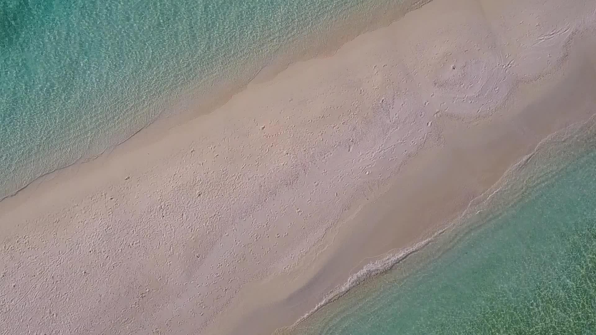 以绿水和白沙为背景旅以绿水和白沙为背景在空中航行视频的预览图