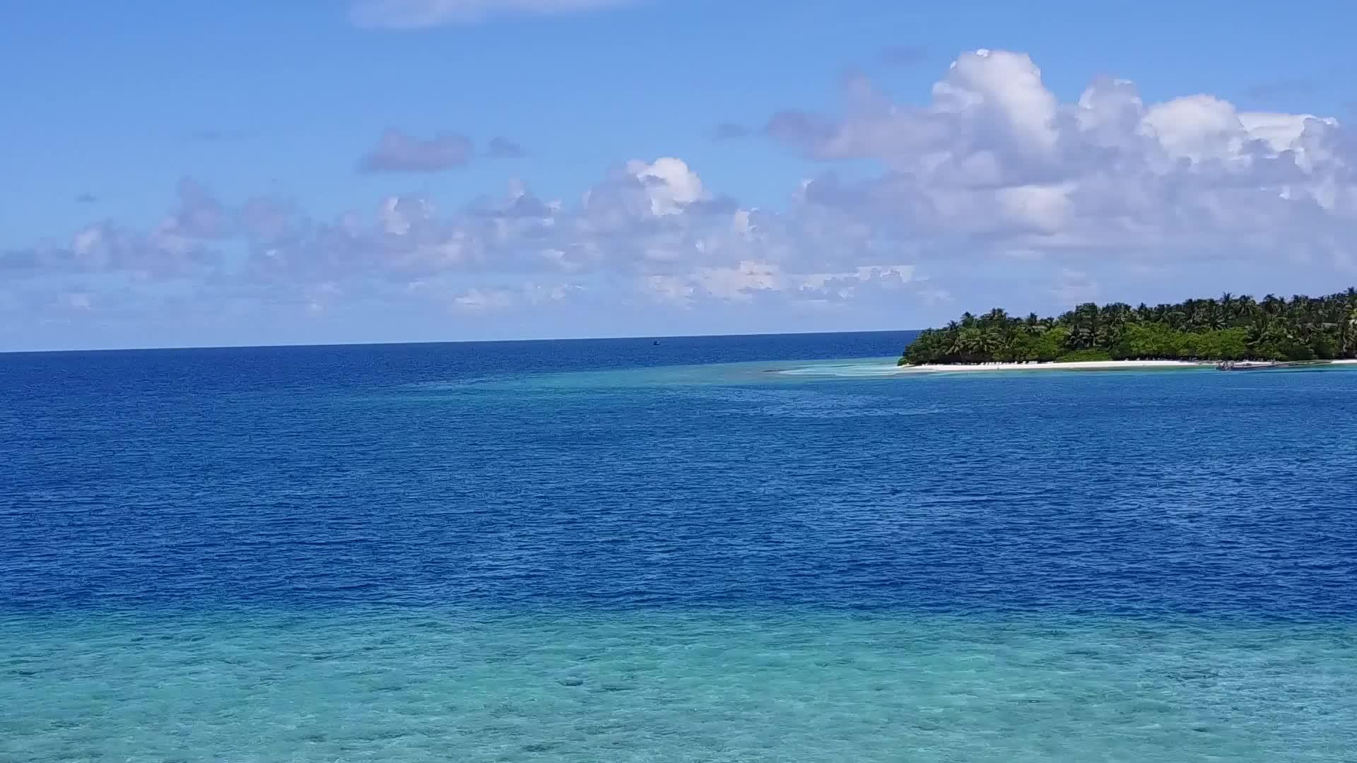 伊德利克湾海滩的野生海洋和干净的海滩背景视频的预览图