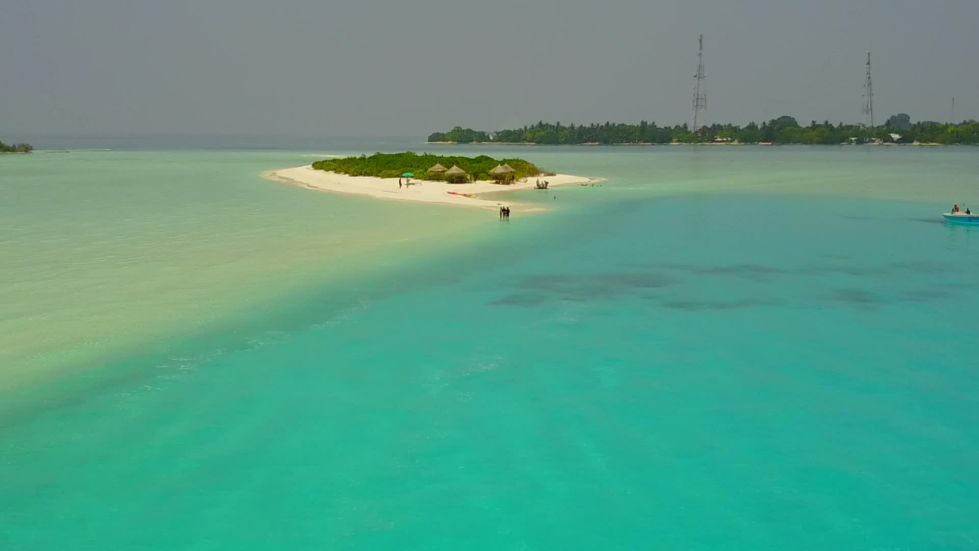 空中无人驾驶飞机通过清大洋放松海滩海滩的白沙背景视频的预览图