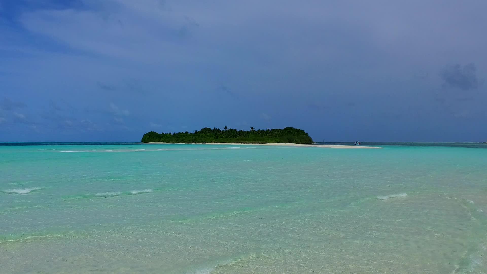 观看蓝色海滨清洁沙土背景环礁湖海滩旅游视频的预览图