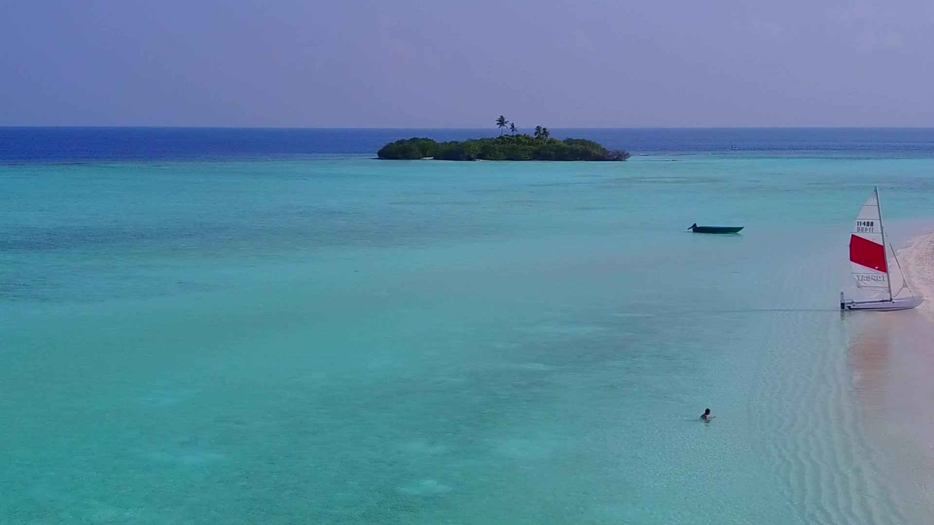 蓝色海和白沙为背景的天堂湾海滩时间视频的预览图