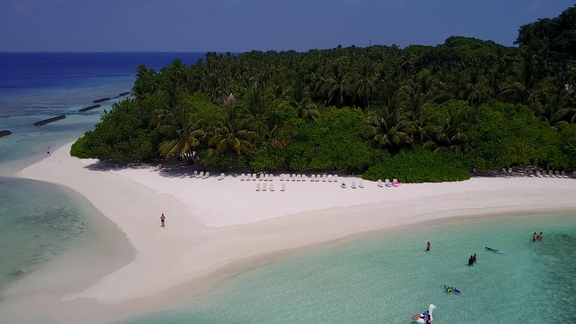 透明环礁湖和白色沙滩背景是自然的无人驾驶空气视频的预览图