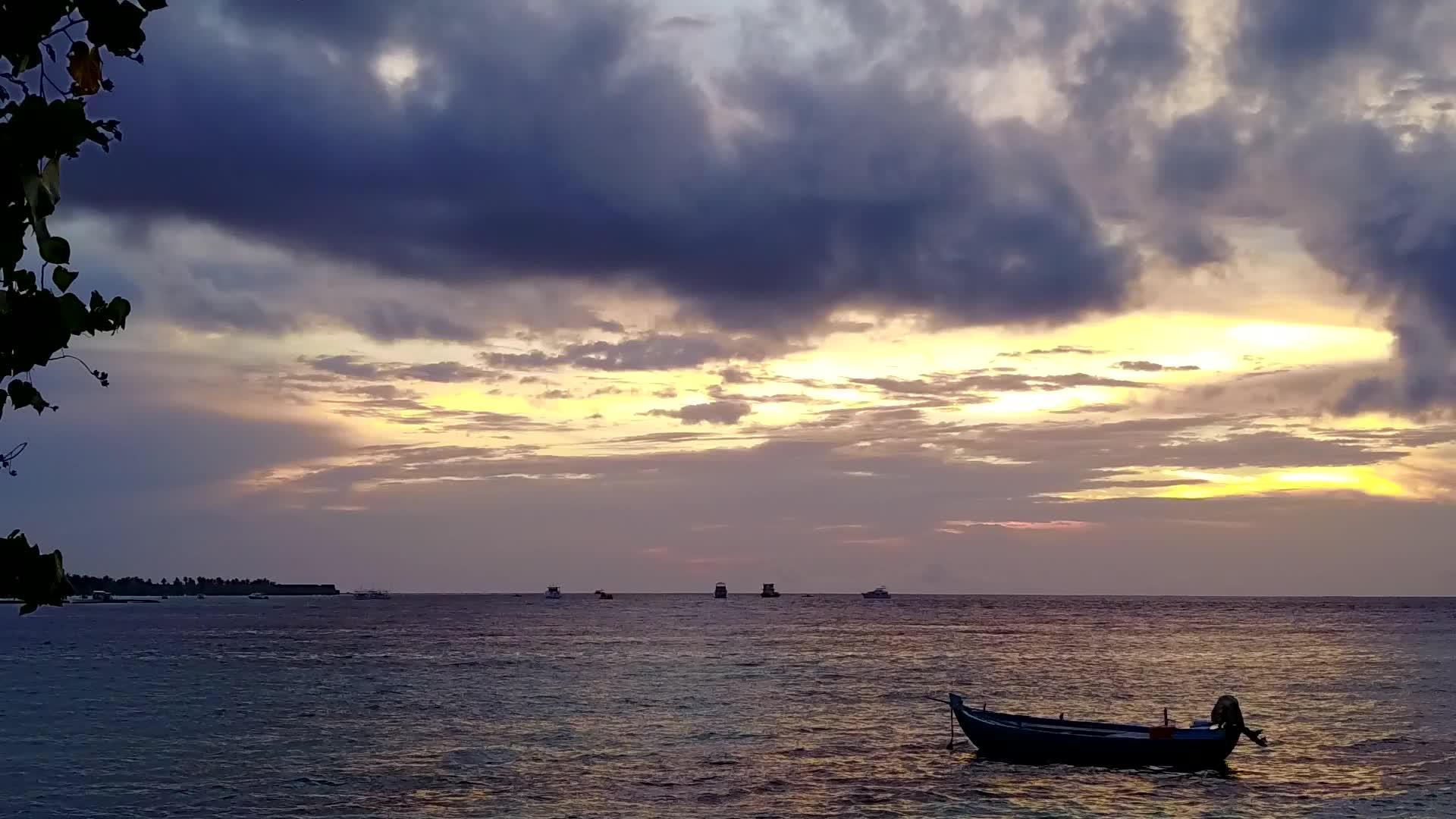 蓝色环礁湖航行完美海湾海滩海景带白色沙底蓝色背景视频的预览图