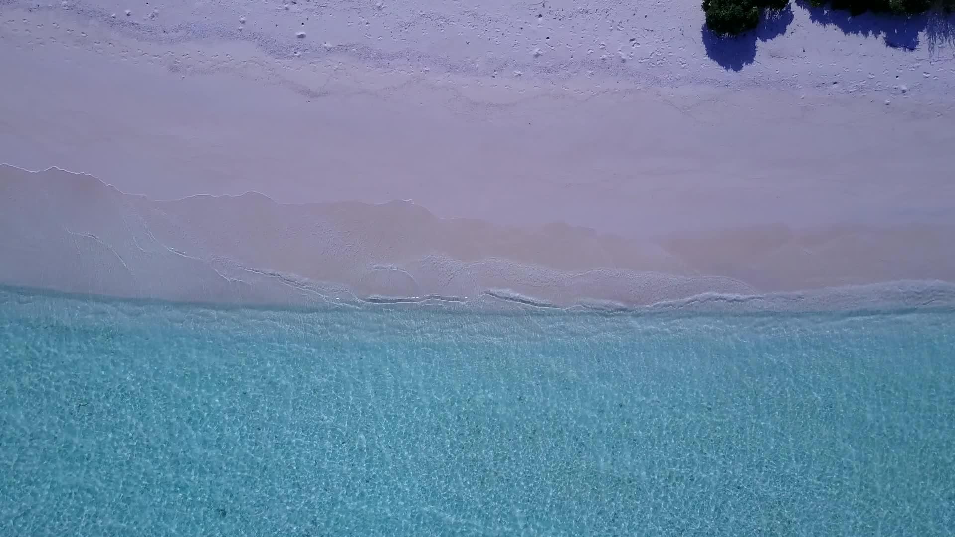白沙背景绿松石海完美海景海滩航行无人机景观视频的预览图