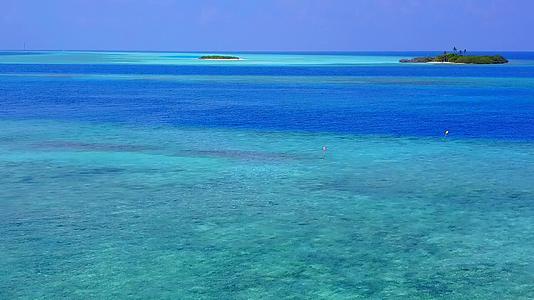 蓝水和浅沙背景的蓝水在海边度假时可以看到外国海洋的景色视频的预览图