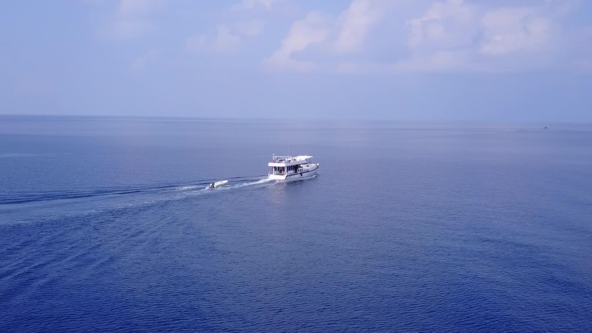蓝色泻湖上的船只视频的预览图
