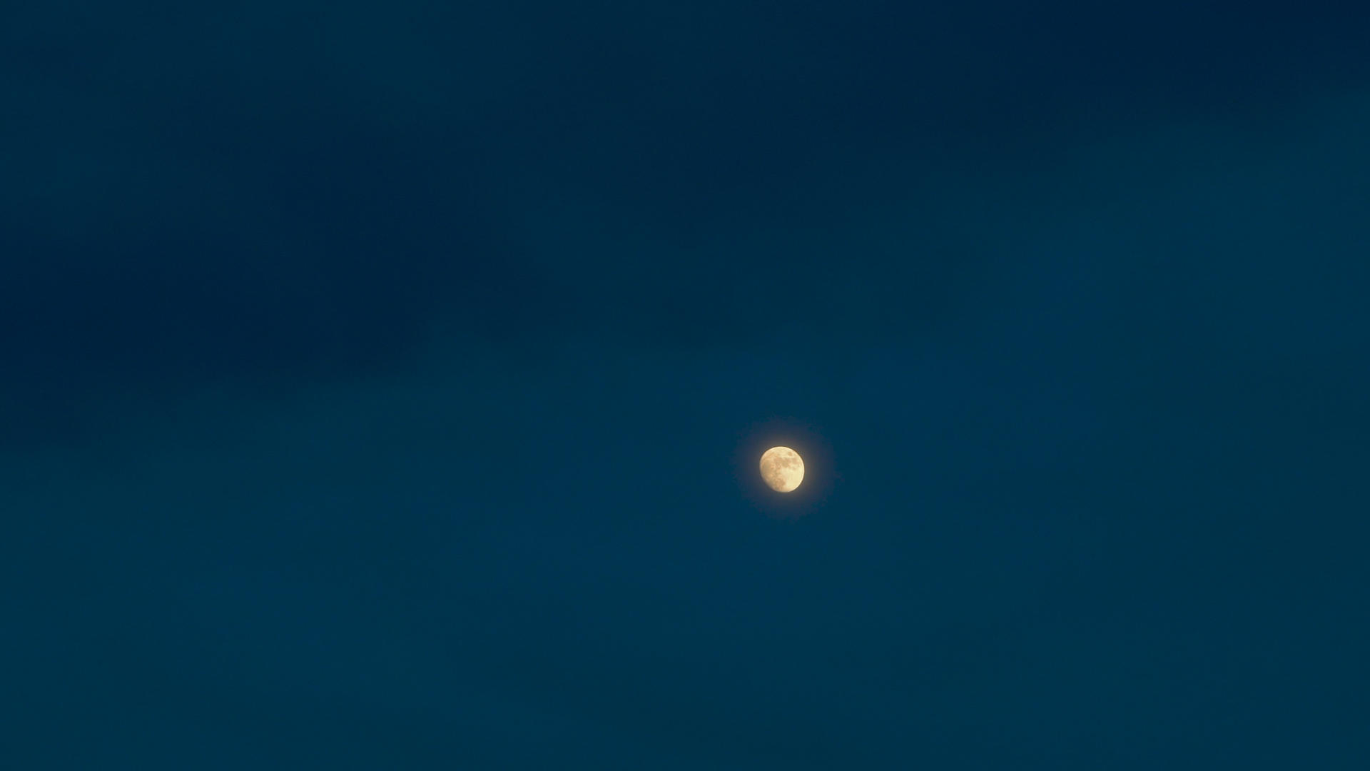 月亮凸月升起夜幕降临延时4K视频的预览图