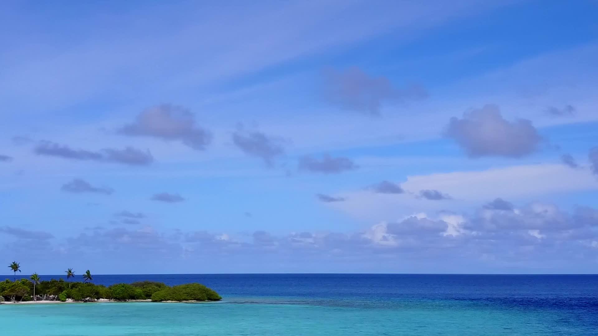浅沙背景的蓝色环礁湖描绘了宁静的海岸海滩视频的预览图