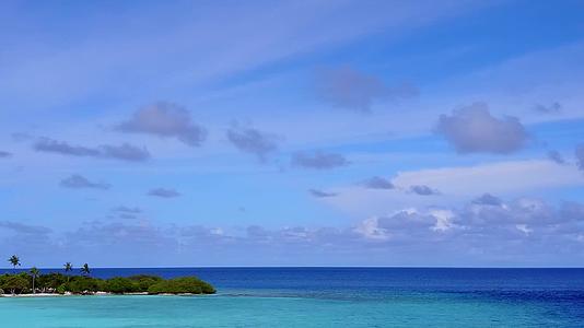 浅沙背景的蓝色环礁湖描绘了宁静的海岸海滩视频的预览图