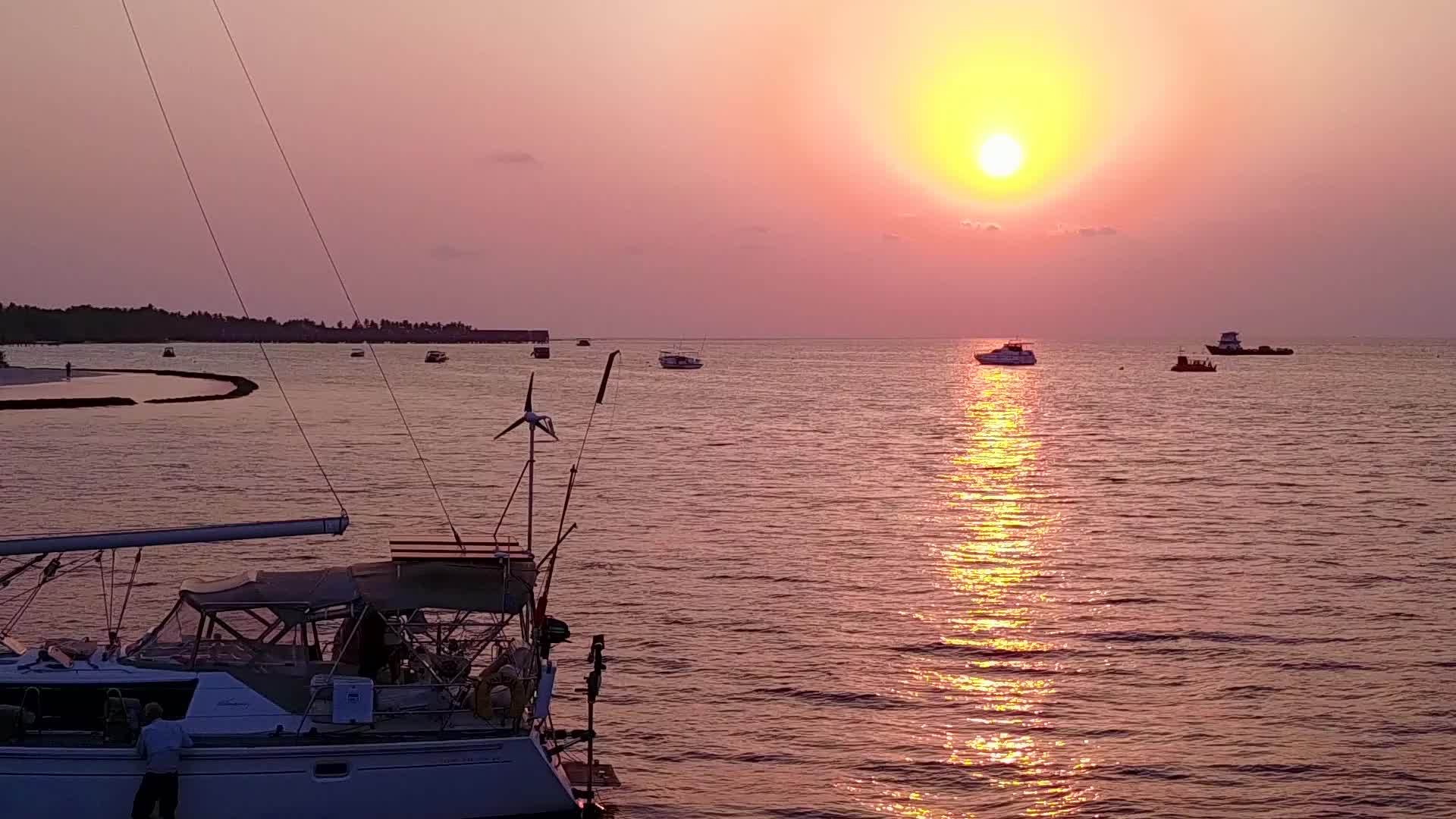 在蓝海和白沙的背景下有一个安静的海滩之旅视频的预览图