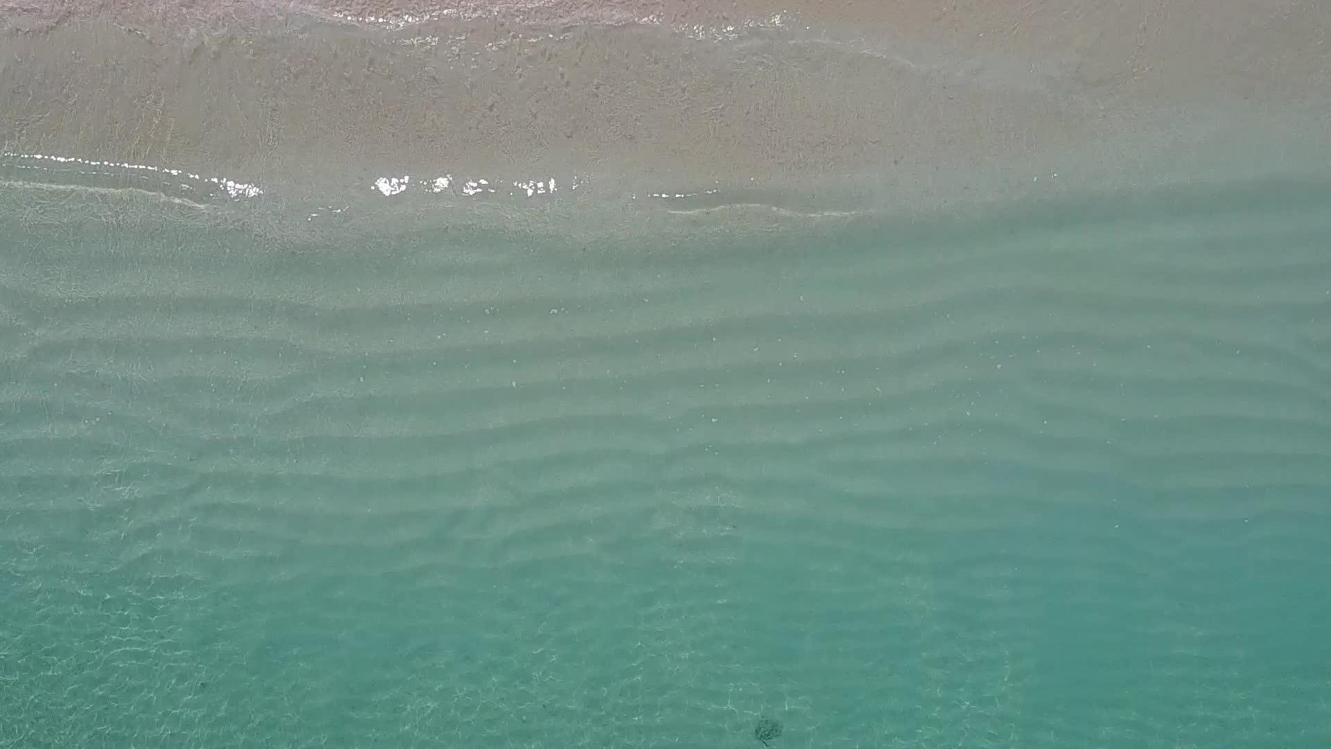 在蓝水和白沙的背景下放松海岸线和海滩在空中无人驾驶视频的预览图