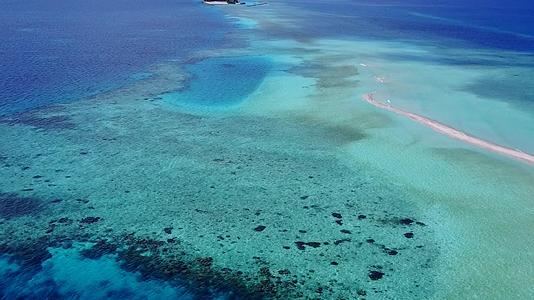 蓝色环礁湖的海滩假日景象视频的预览图