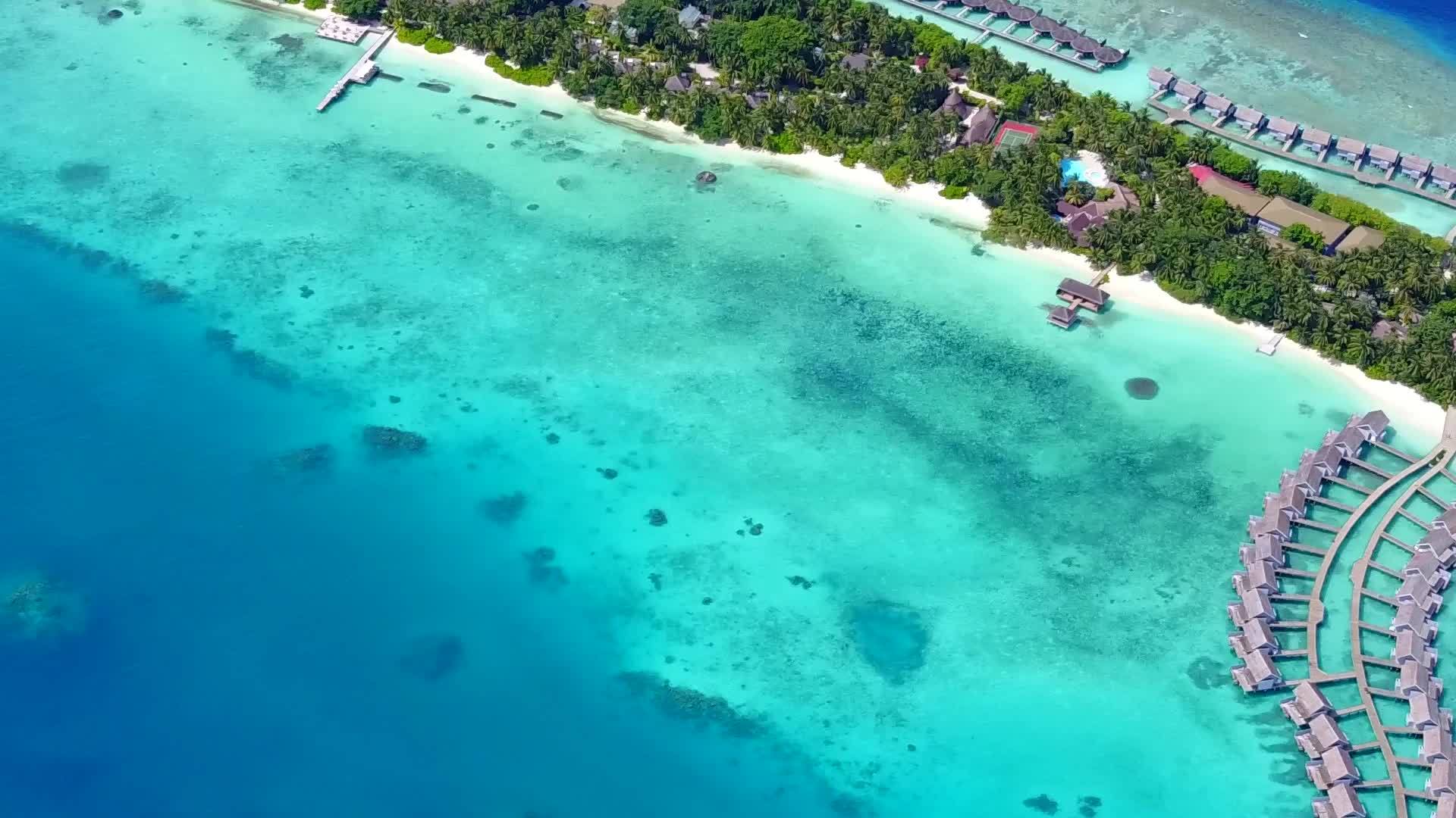 蓝绿色的海洋和干净的沙地背景平息了无人驾驶飞机的海滩时间视频的预览图