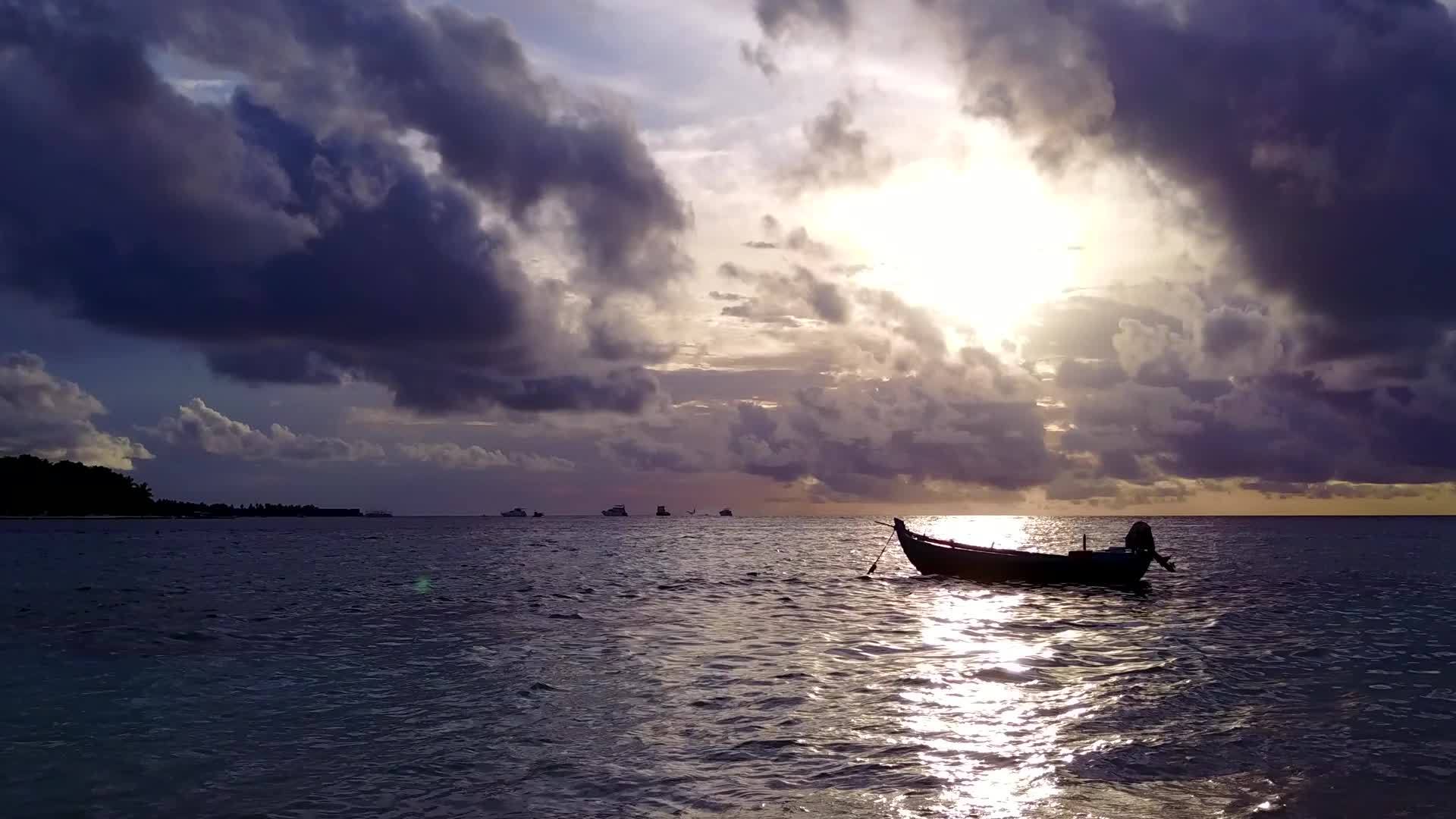 日落时海面上的船只视频的预览图