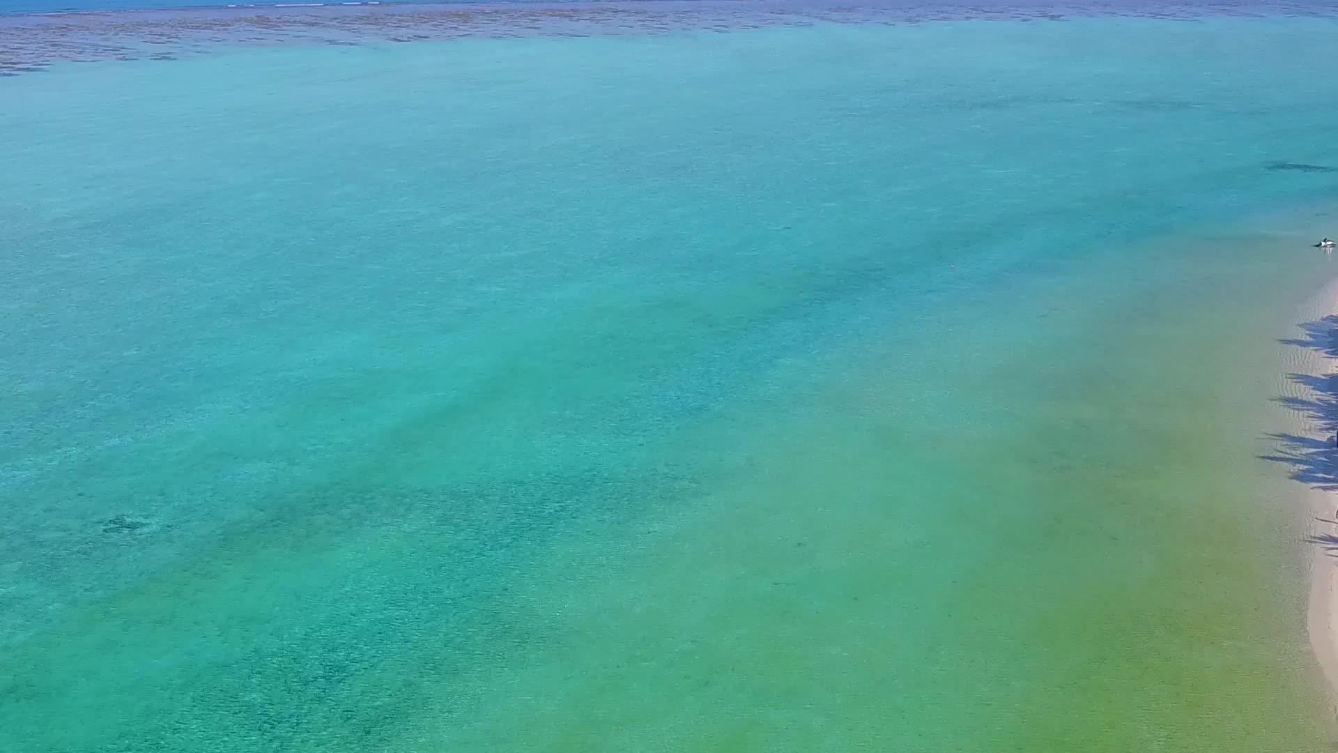 白沙背景浅海天堂海滩生活方式空中全景视频的预览图