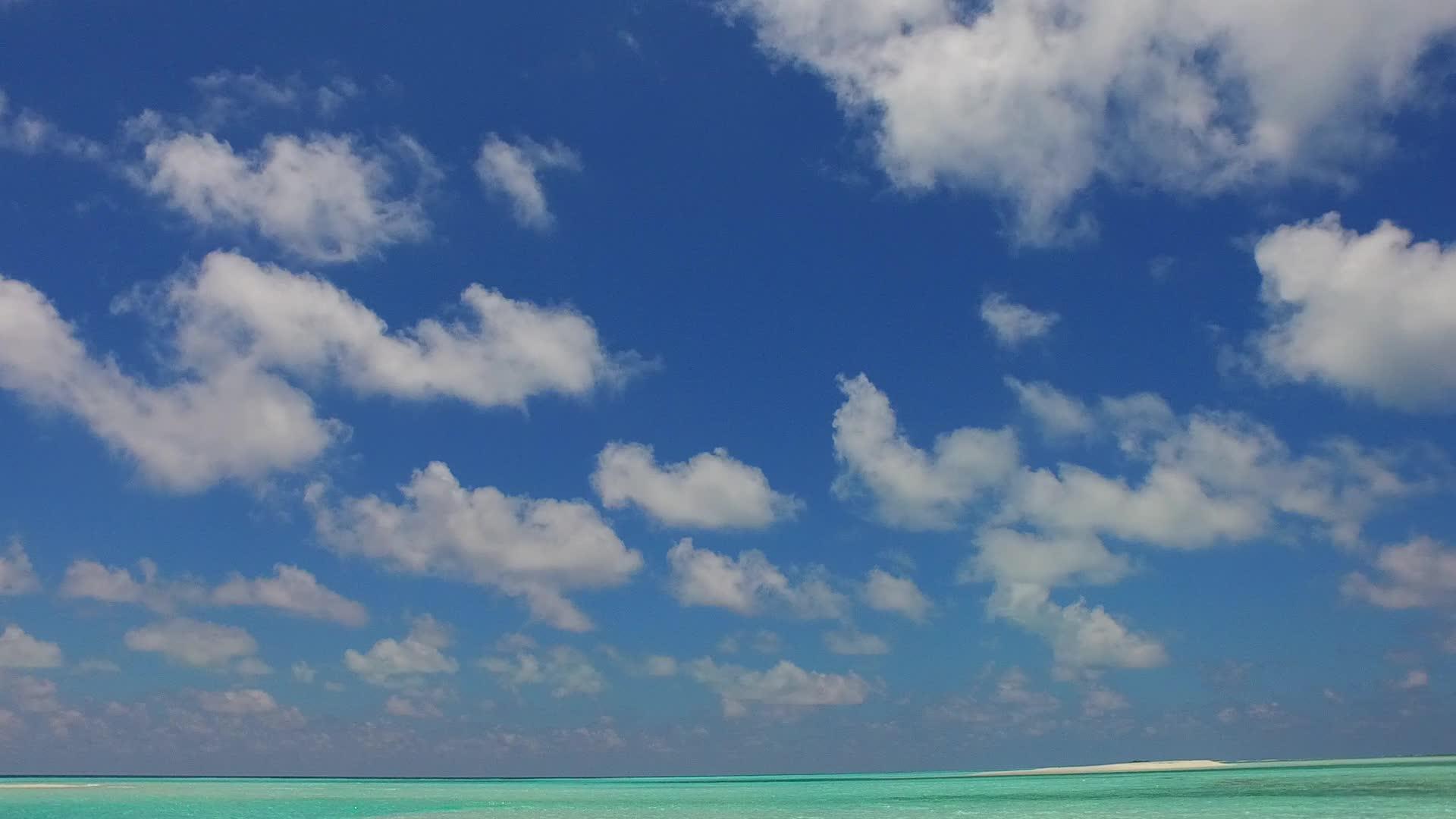 白沙背景蓝绿水热带泻湖海滩时空无人机性质视频的预览图
