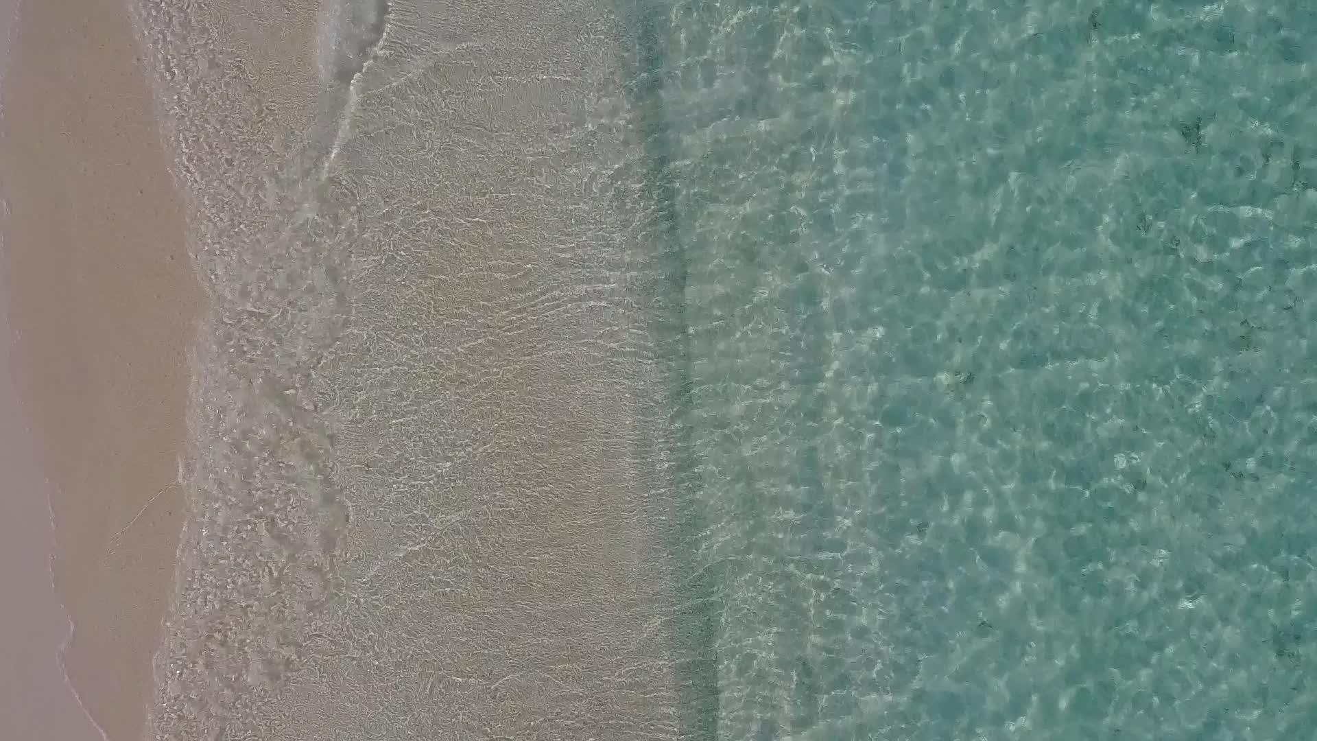 白沙背景蓝色泻湖热带旅游海滩航行空中无人机海景视频的预览图
