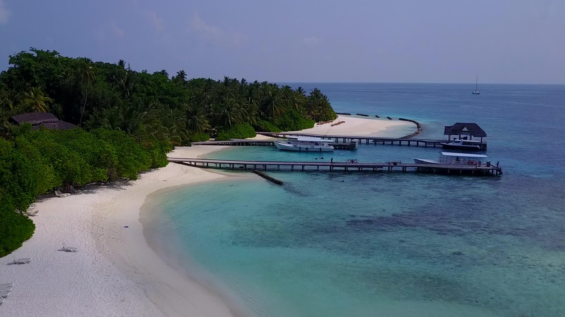 宁湾海滩以蓝水和白沙为背景在空中观赏风景视频的预览图