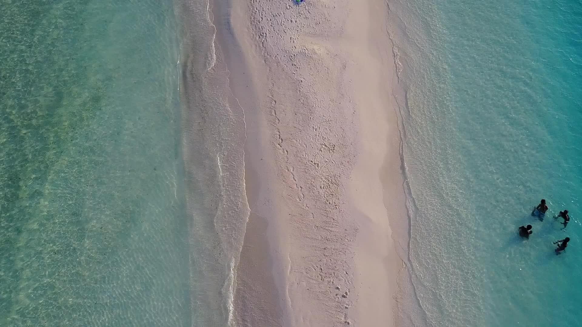透明海和白沙背景下的海岛海滩生活方式田园诗般的鸟瞰图视频的预览图