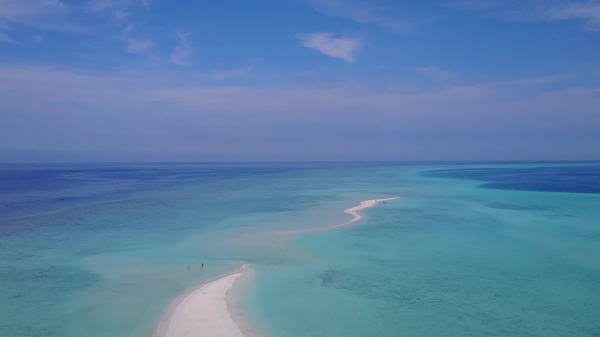 无人驾驶飞机场景以蓝海和白沙的背景打破热带海岸海滩视频的预览图