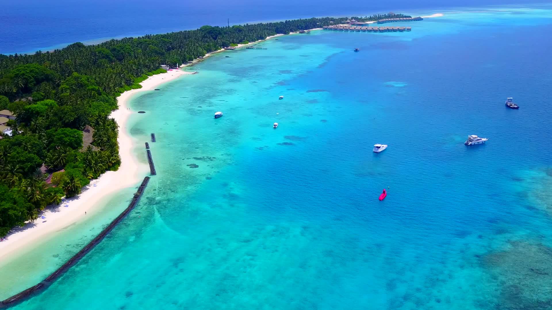 豪华海滩假日无人驾驶透明海面和白色沙底背景视频的预览图