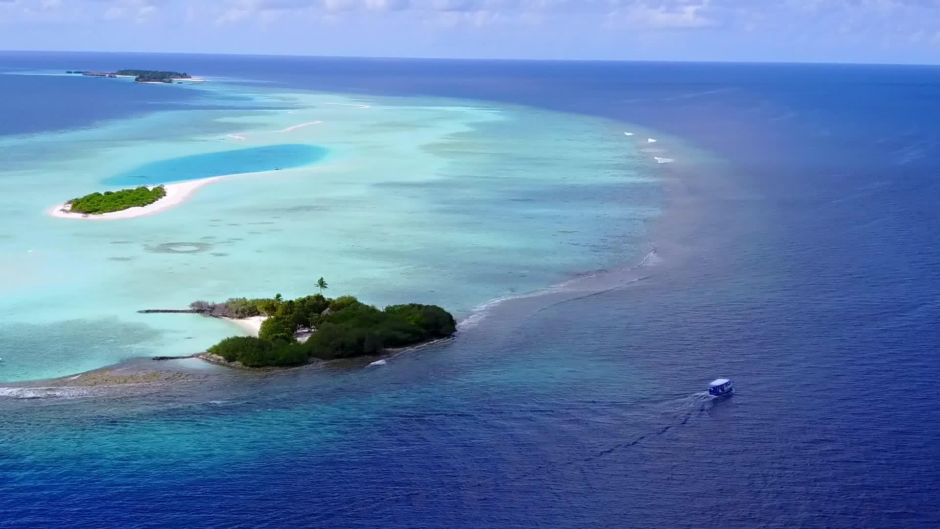 空中无人驾驶浅水和清洁沙滩背景视频的预览图