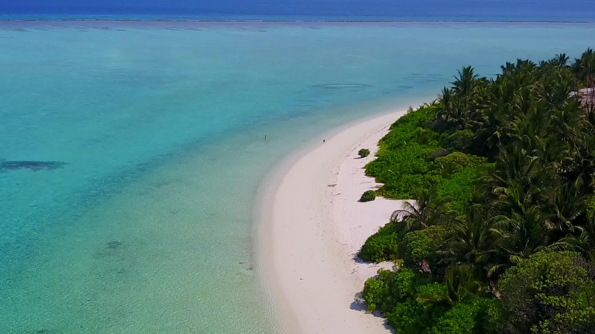 白沙背景蓝绿海美丽海岸线海滩之旅无人机纹理视频的预览图