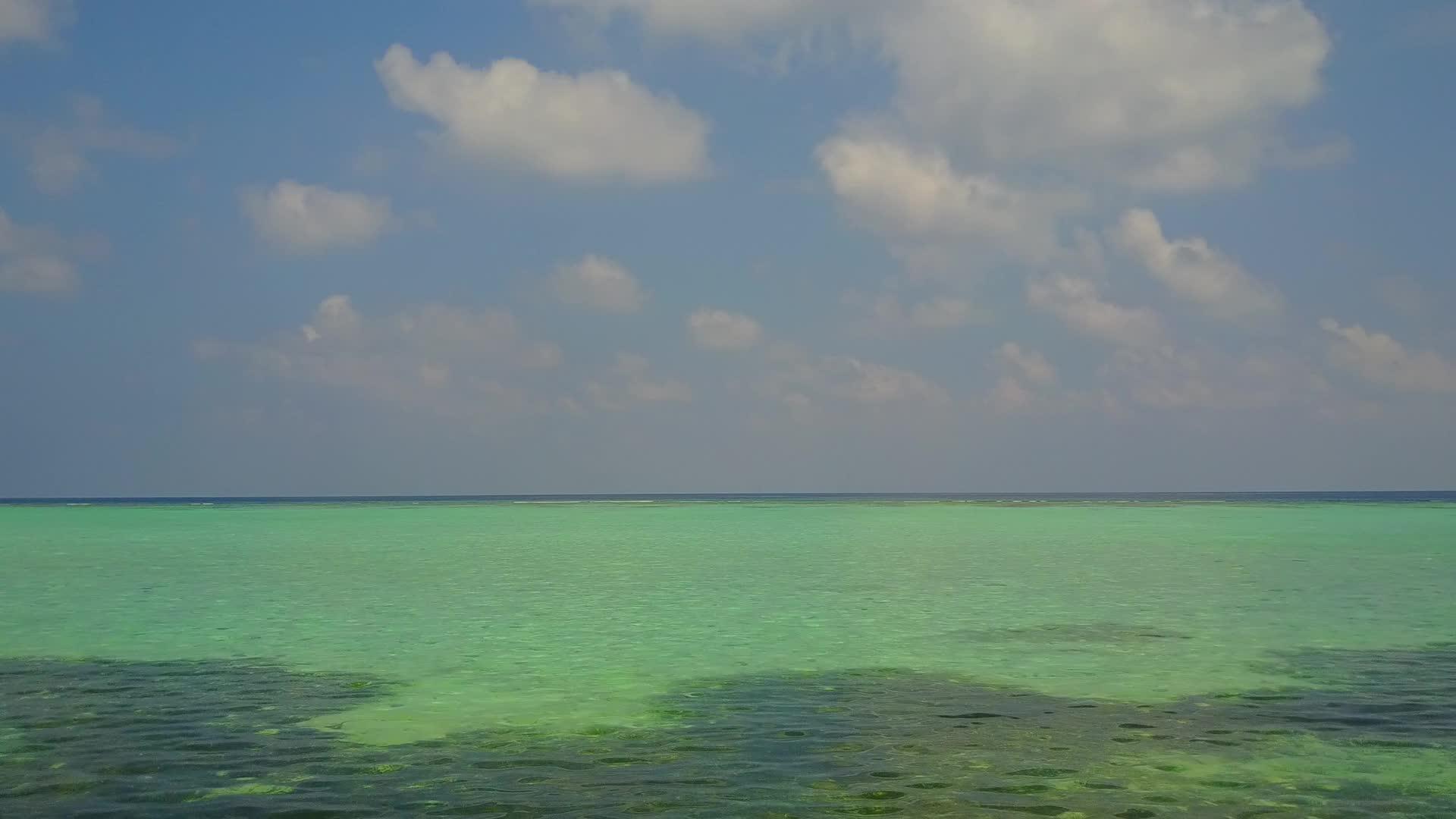 海滩以蓝海和白沙为背景视频的预览图