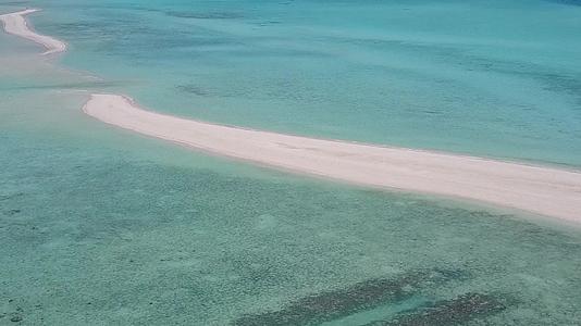 豪华海洋观光海滩度假空中无人驾驶飞机旅行白沙背景视频的预览图