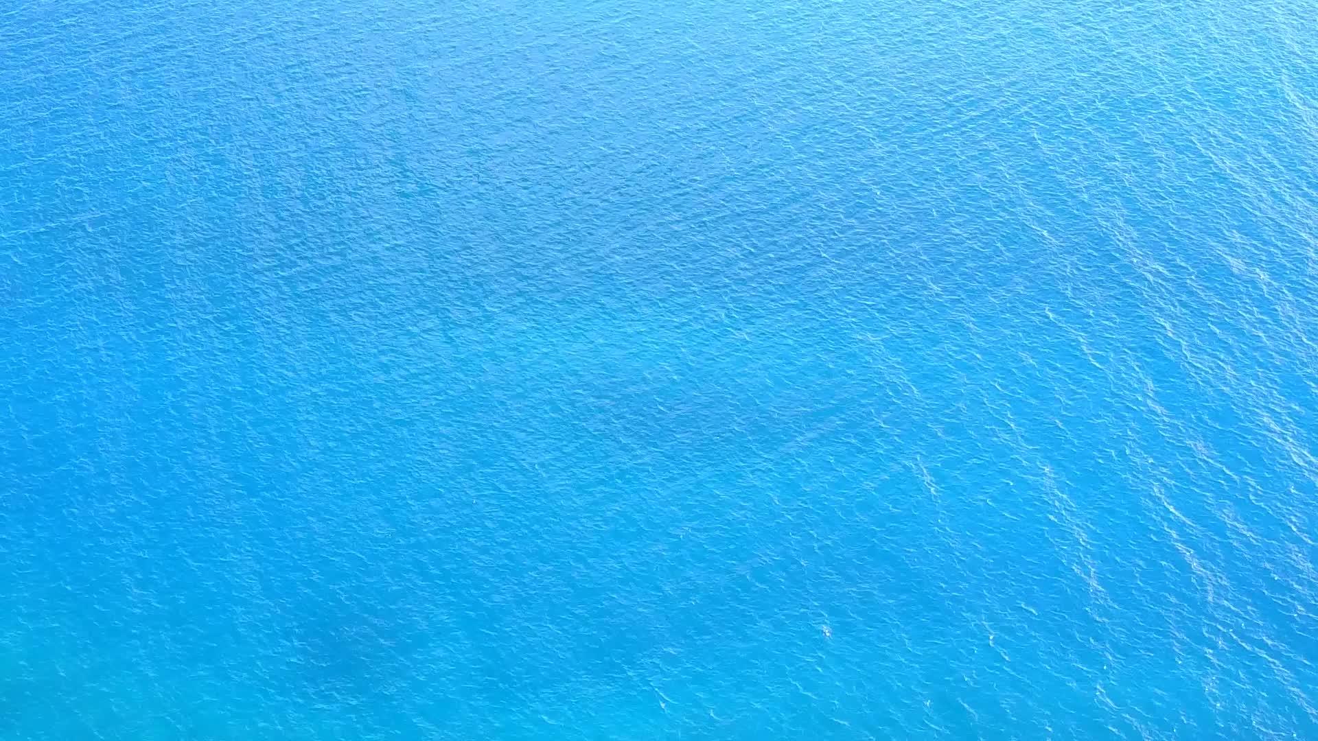 清澈的蓝色海洋视频的预览图