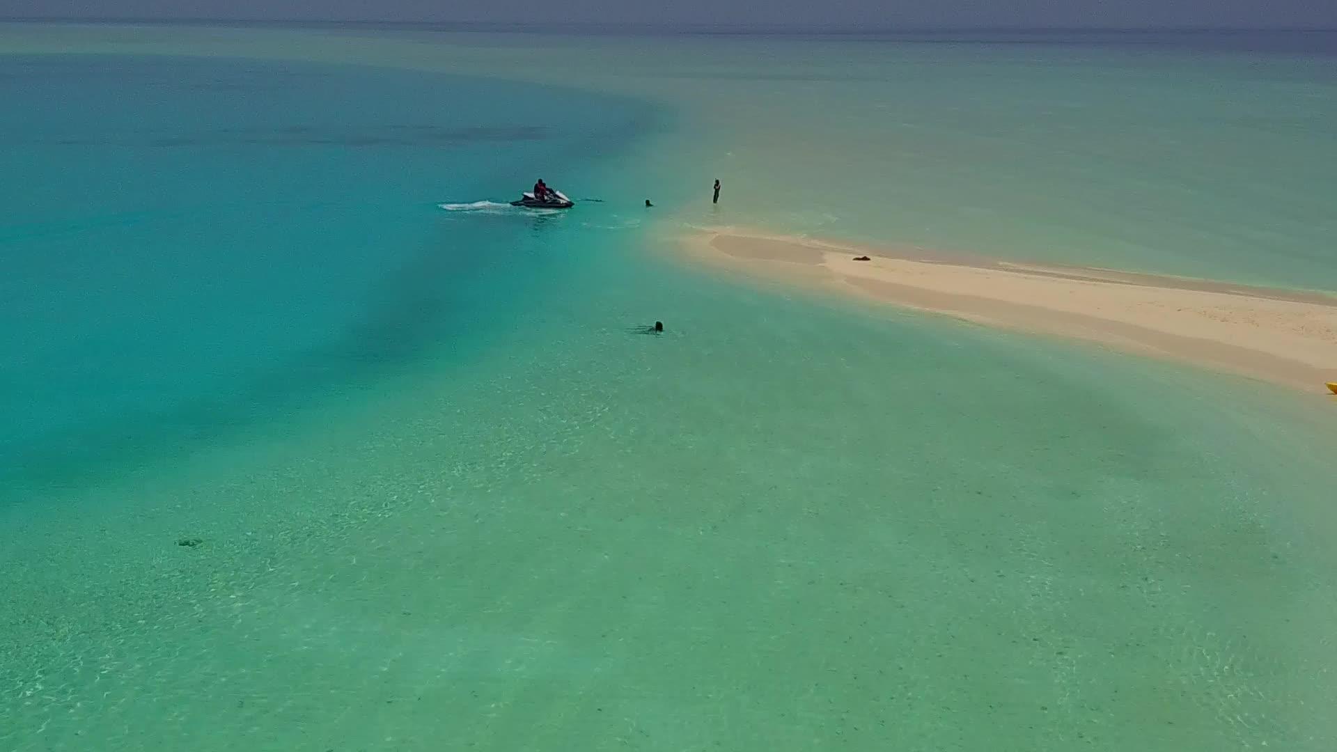 美丽的海岸线以蓝色环礁湖和白色沙滩为背景视频的预览图