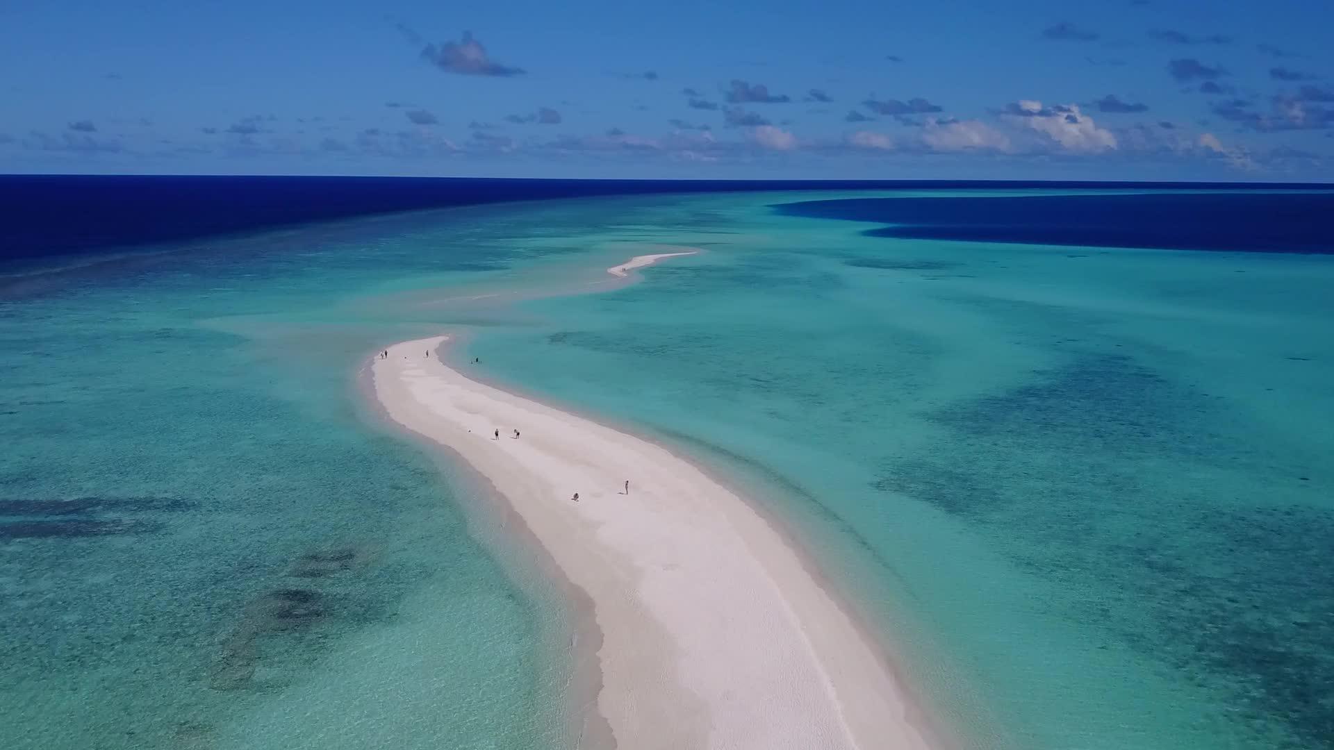 宁静的岛屿海滩之旅由绿宝石环礁湖和白色海滩背景组成视频的预览图