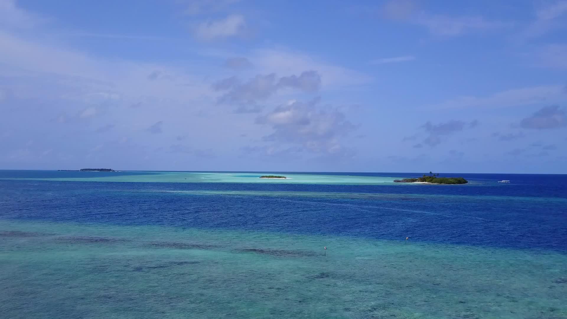 热带海岸线海滩海滨直海和白色海滩背景旅行视频的预览图