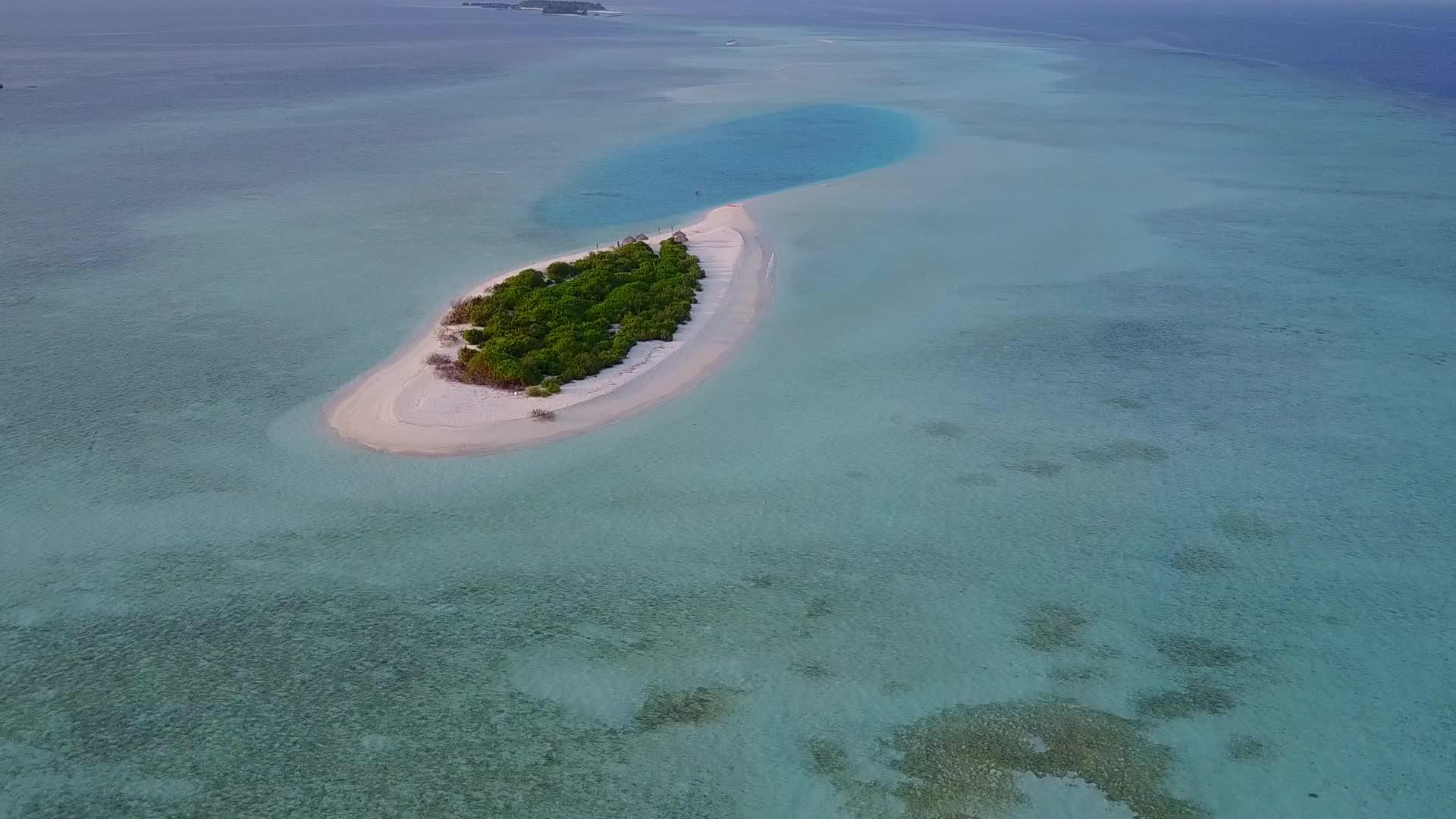 美丽的海滩生活方式以透明的海洋和白色的沙尘背景呈现视频的预览图