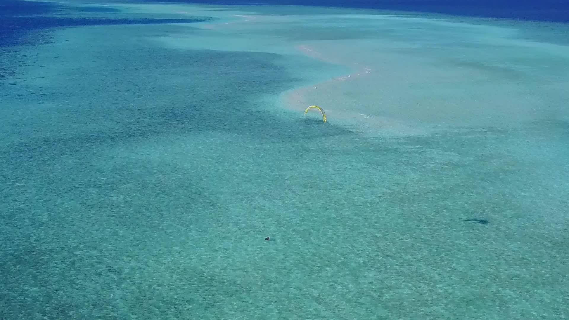 在蓝海和白色海滩的背景下有一个安静的海岸线海滩是间歇性的视频的预览图