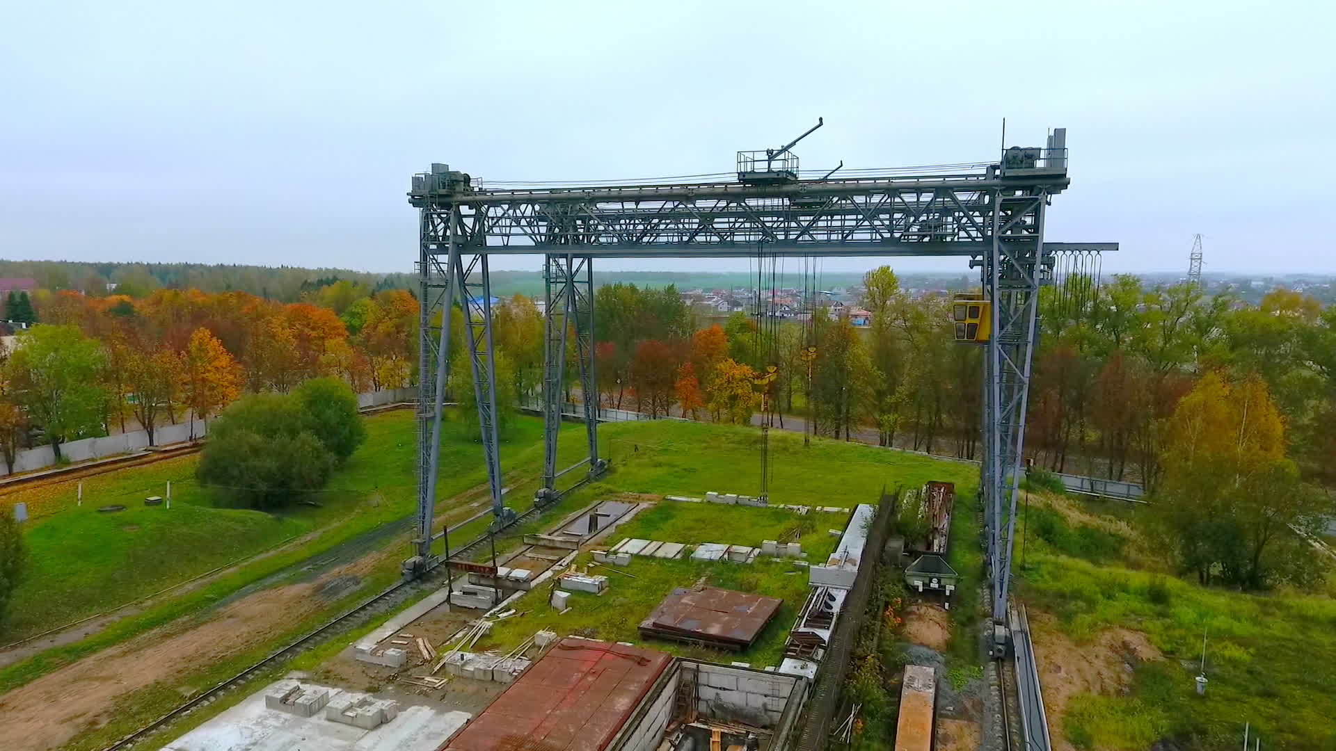 检查工业厂的铁路起重机视频的预览图