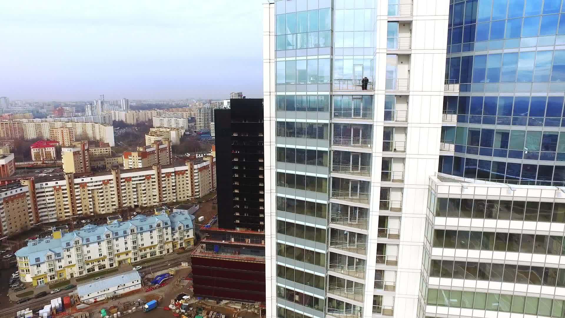 高层商业中心大玻璃外墙商业建筑视频的预览图