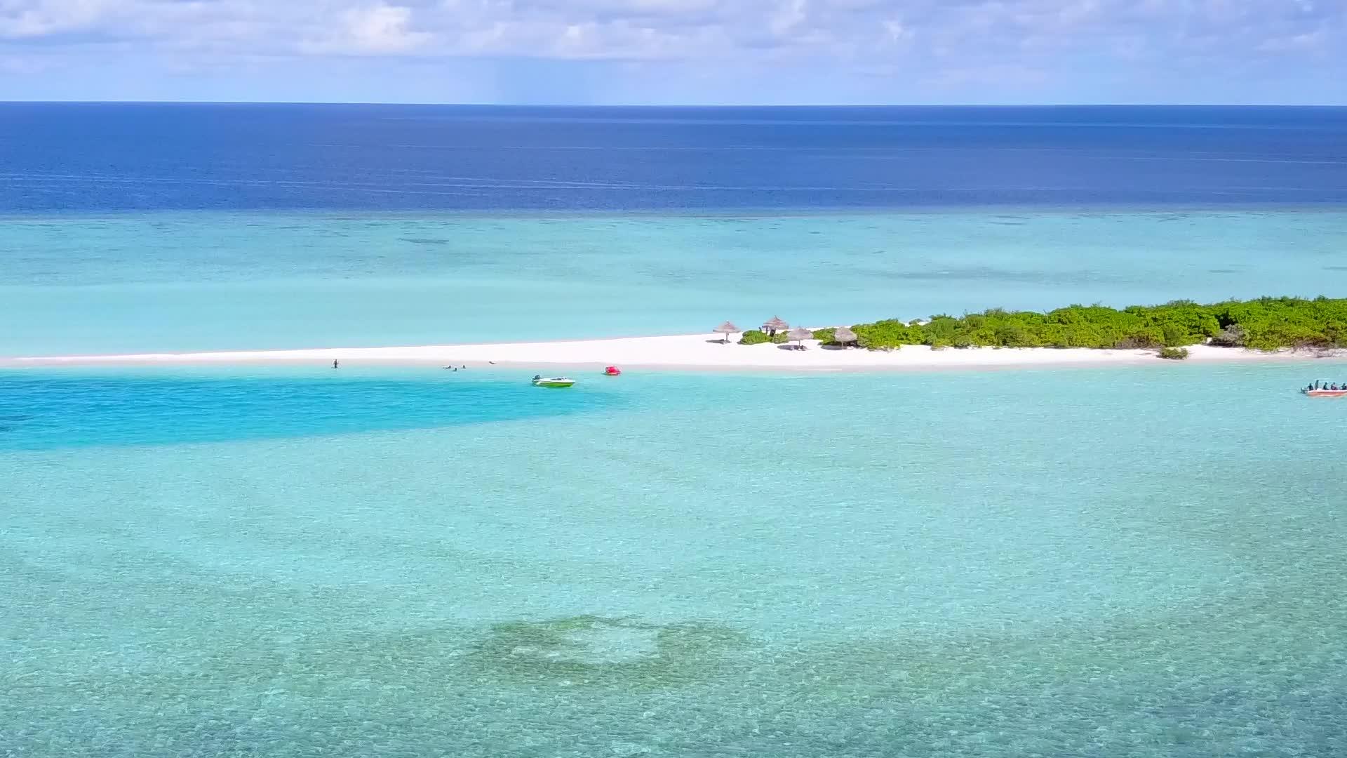 浅水和白沙背景打破了异国情调的海岸海滩无人机海景视频的预览图