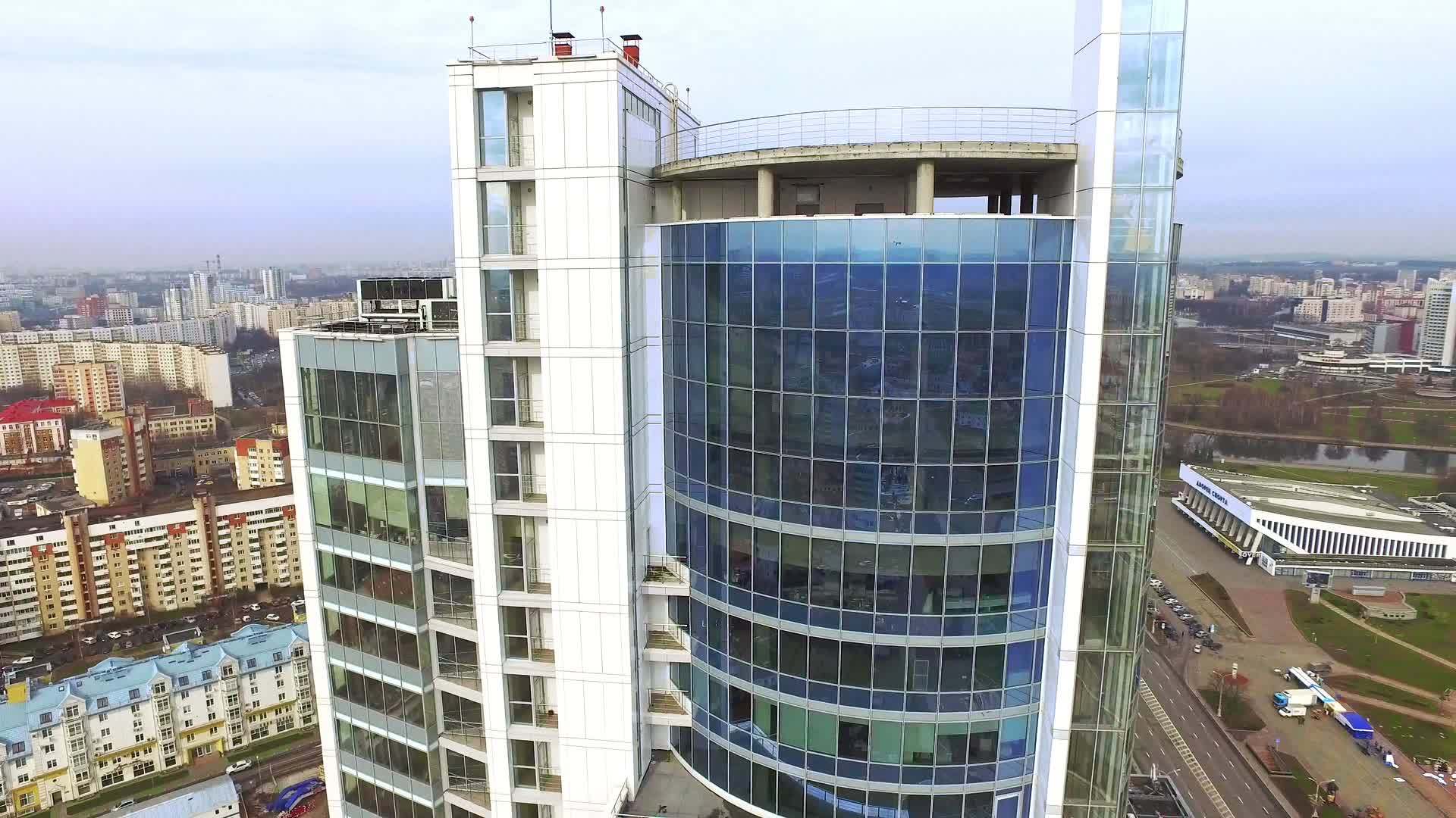 玻璃外墙摩天大楼现代城市的办公楼视频的预览图
