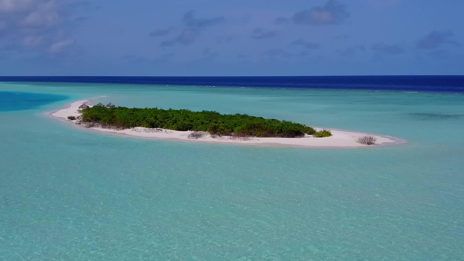 松散的海滩以绿色的海洋和白色的沙子为背景在空中全景视频的预览图