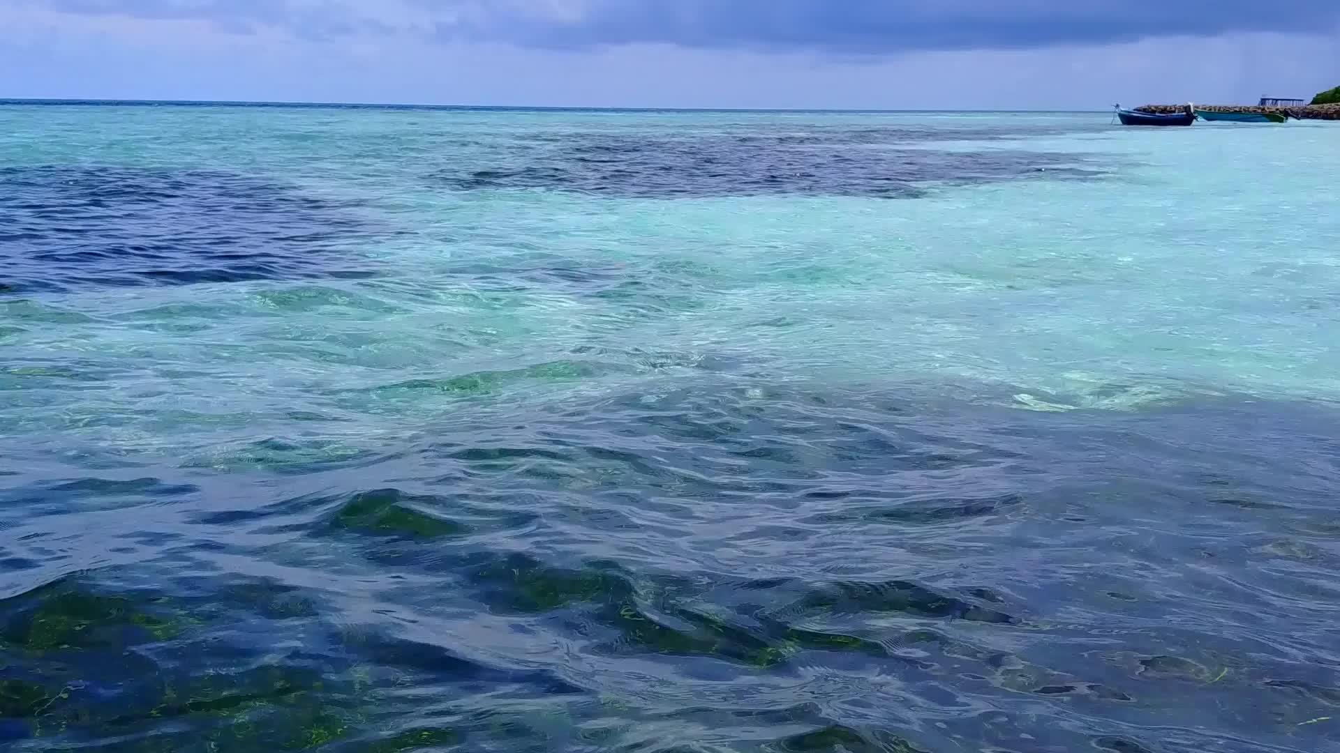 蓝水和白沙环礁湖海滩视频的预览图