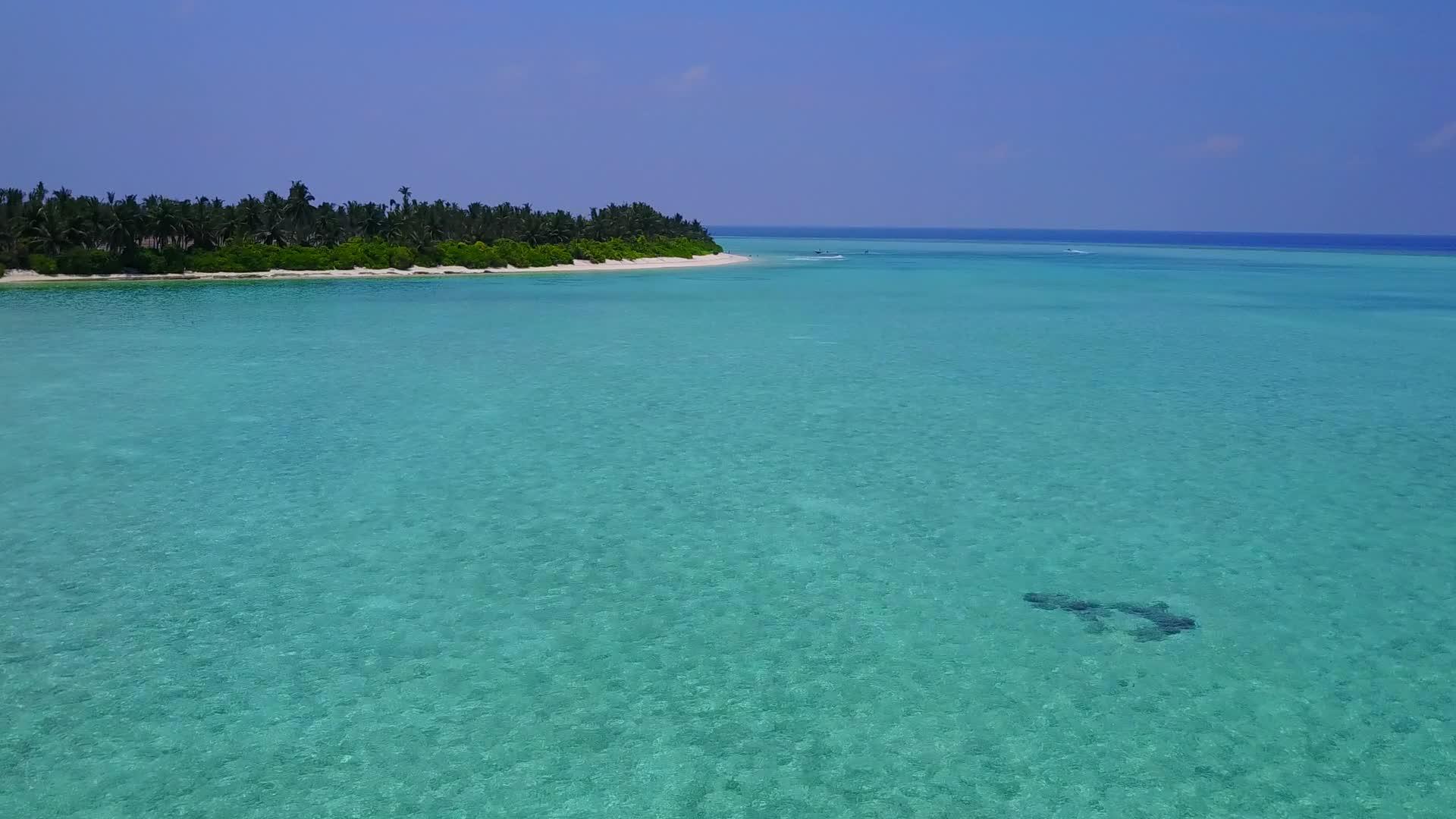 热带海湾海滩的空中无人机是干净的沙子背景是清水视频的预览图