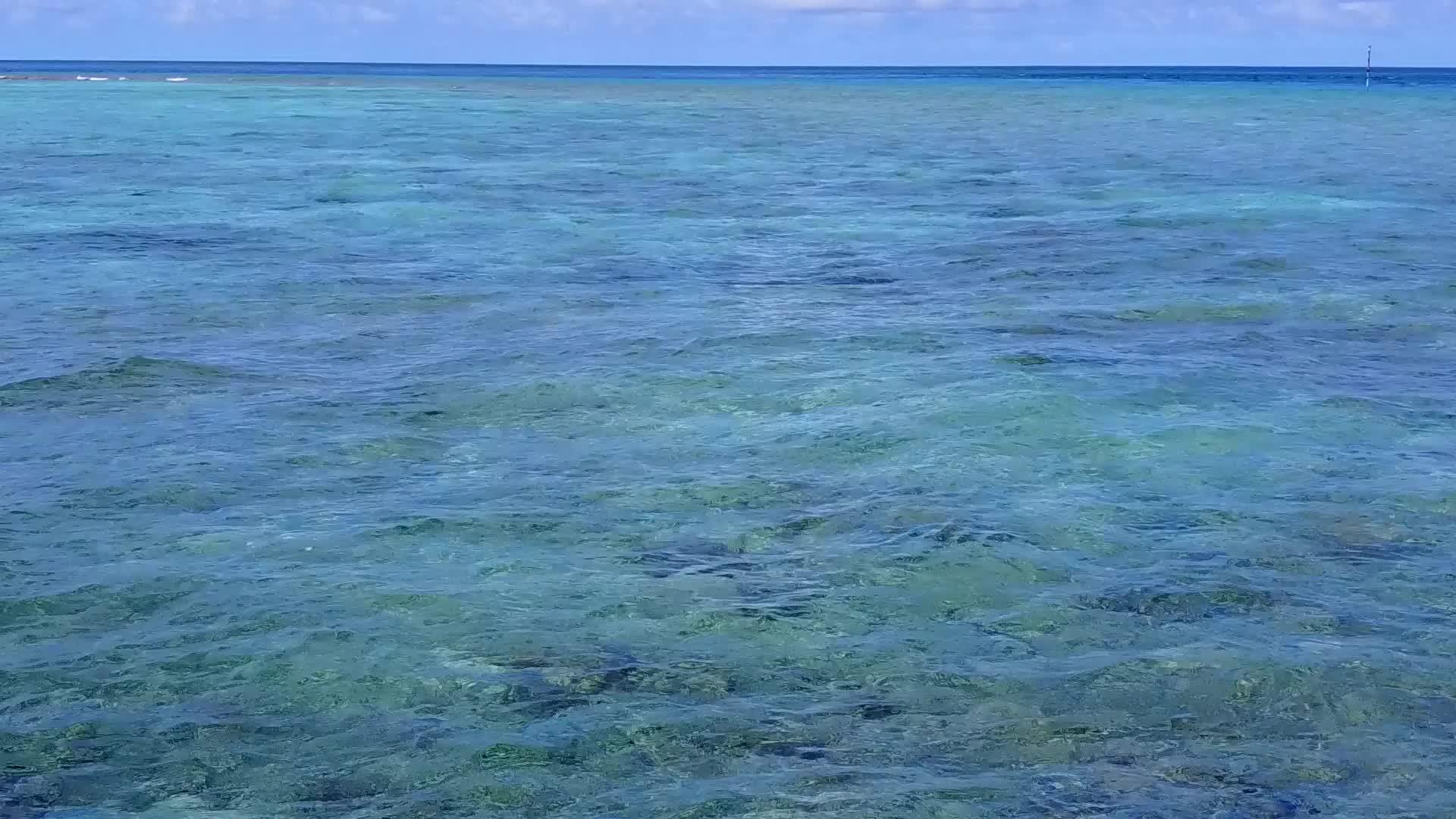 热带岛屿海滩度假的蓝海和白沙背景下的鸟瞰图视频的预览图