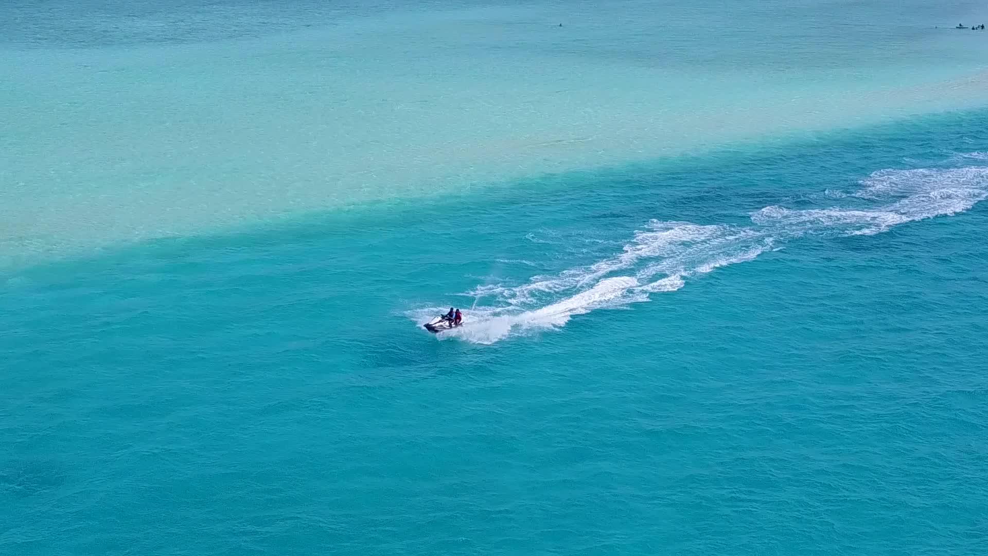 蓝色海洋上的快艇视频的预览图