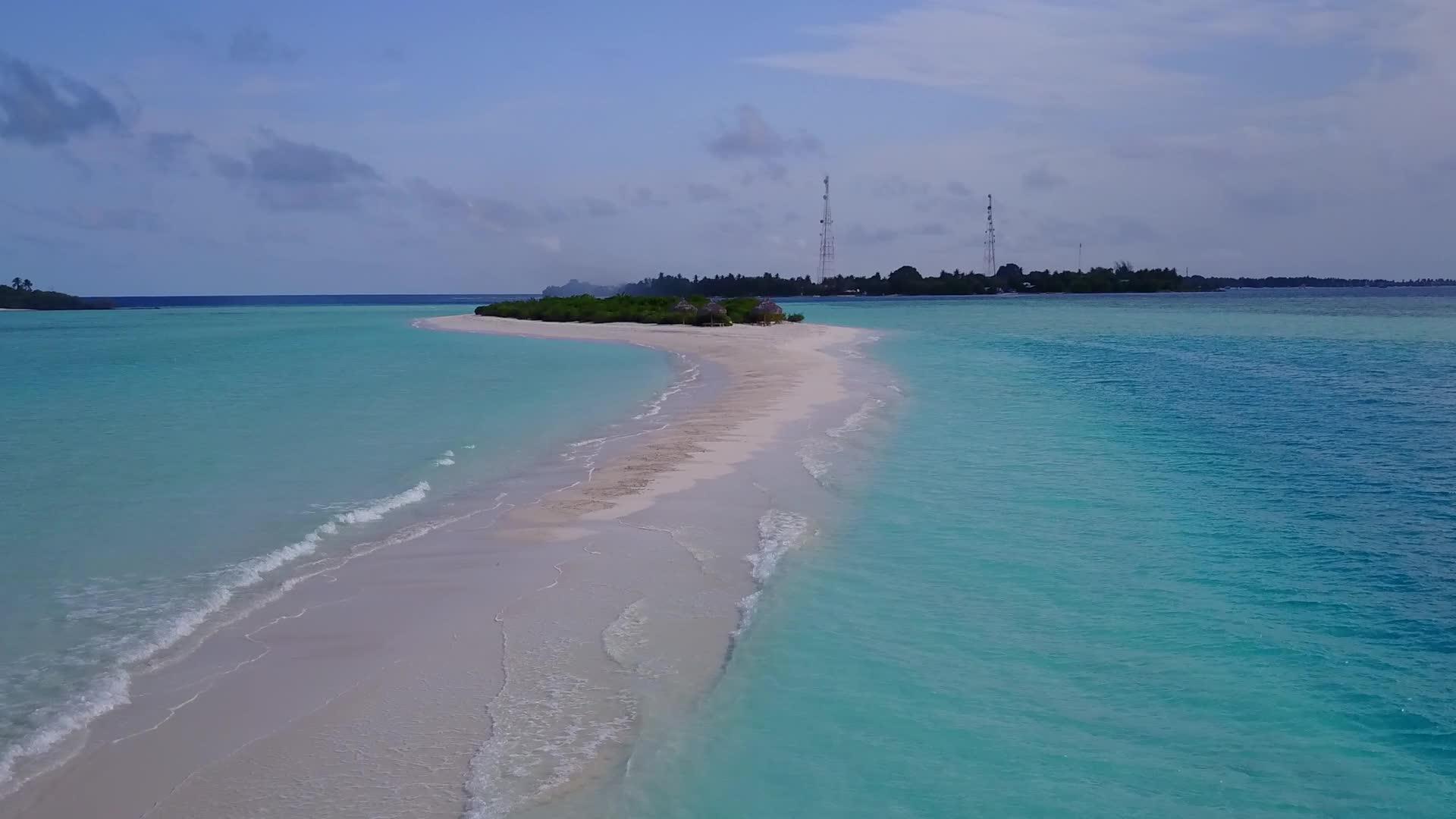 以白色沙滩背景的绿色大海为例观赏不朽的海洋景象视频的预览图