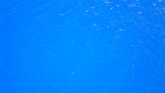 天堂海滨海滩野生动物水蓝色海洋和白沙的海景视频的预览图