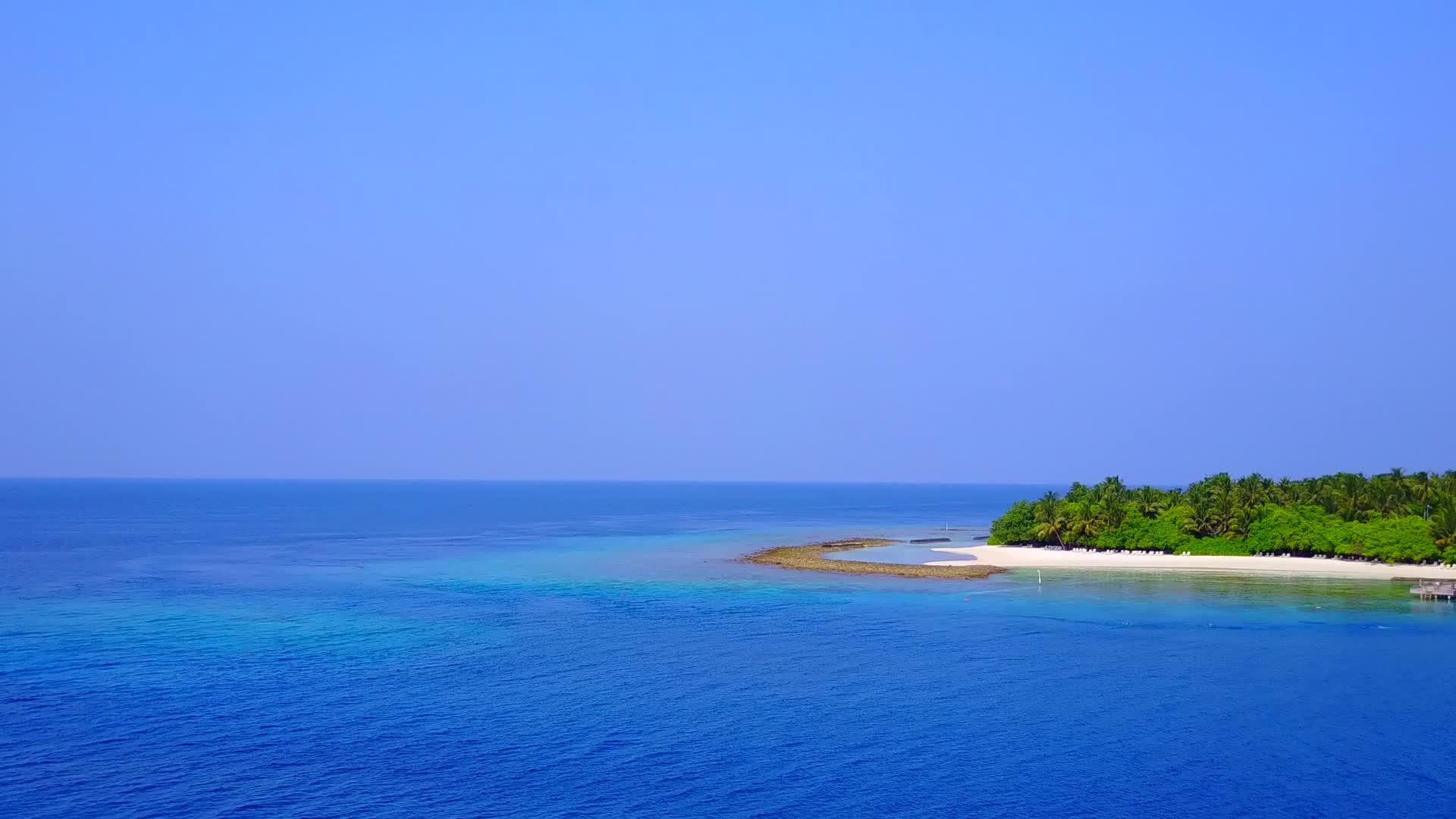 海滨海滩假日海上无人驾驶以蓝绿色海洋和白沙为背景视频的预览图