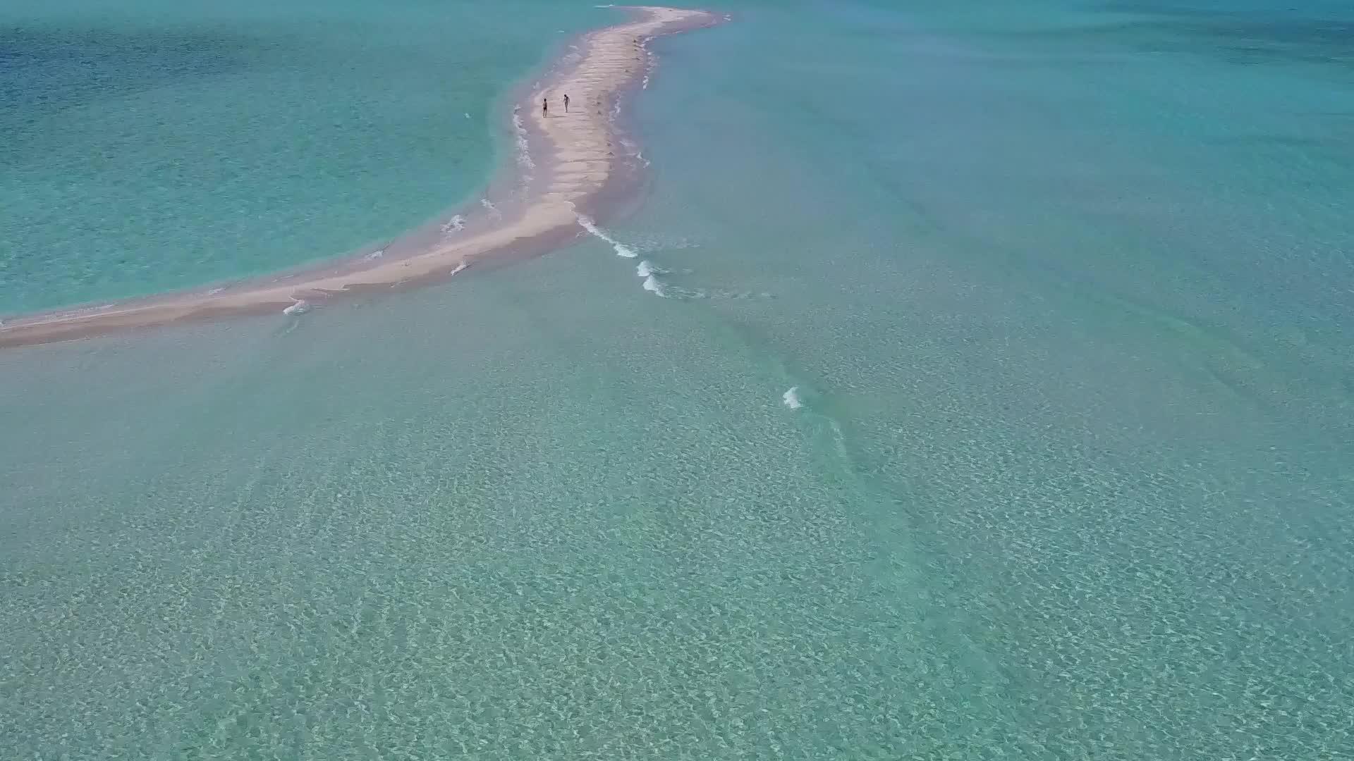 清澈的海水和白色的海滩视频的预览图